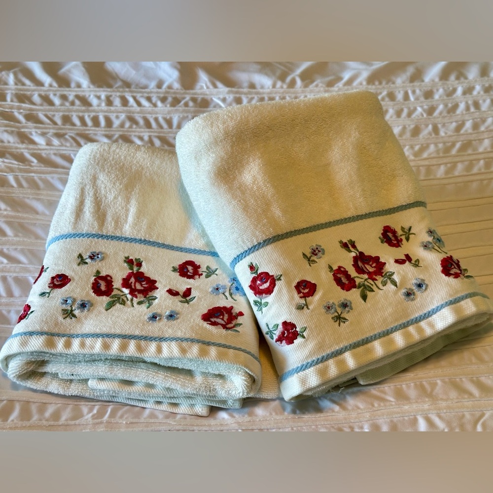 WAVERLY Vintage garden room embroidered PAIR(2) of Bath Towels. CLEAN No stains!